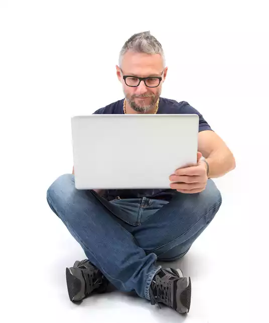 Om de vârstă mijlocie, cu păr grizonat, barbă și ochelari care urmărește pe ecranul unui laptop fondurile Patria
        Asset Management